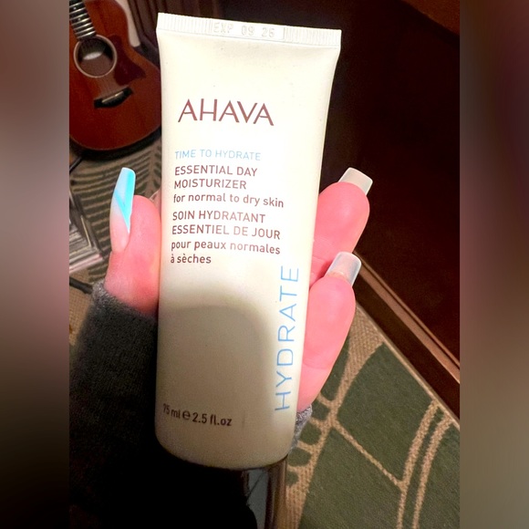 AHAVA essential moisturizer brand new unopened - Picture 4 of 5